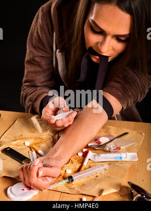 Heroin Nadel im Süchtigen narkotischen Frauenhand. Junkie-Spritze Stockfoto