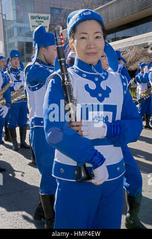 Eine Frau Musiker mit einer Klarinette marschieren auf der chinesischen neue Jahre Day Parade in Chinatown, Downtown Flushing, New York City. Stockfoto