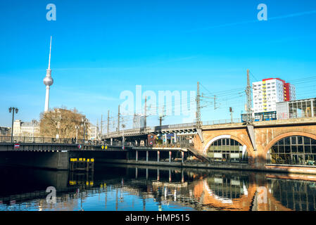 Berlin, Deutschland - Januar 22, 2017: Blick auf Spree Kanal durch die Berlin, Deutschland, in Gebäuden und Verkehrsmitteln herum. getönten Bild. Stockfoto