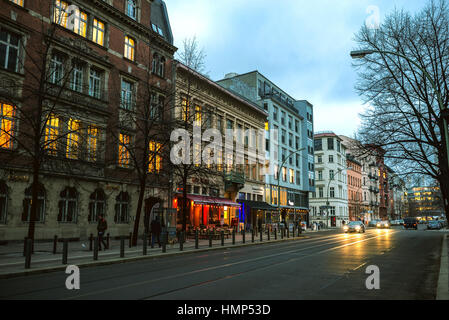 Berlin, Deutschland - 23. Januar 2017. Blick auf das städtische Leben auf Berlin, Deutschland Straßen während der kalten Winterabend getonten Bild. Stockfoto