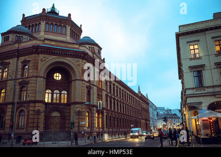 Berlin, Deutschland - 23. Januar 2017. Blick auf das städtische Leben auf Berlin, Deutschland Straßen während der kalten Winterabend getonten Bild. Stockfoto