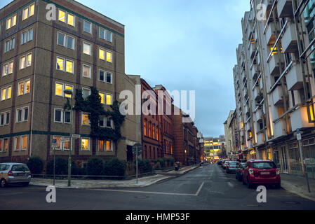 Berlin, Deutschland - 23. Januar 2017. Blick auf das städtische Leben in Berlin, Deutschland-Straßen im kalten Winter Abend Toned Bild. Stockfoto