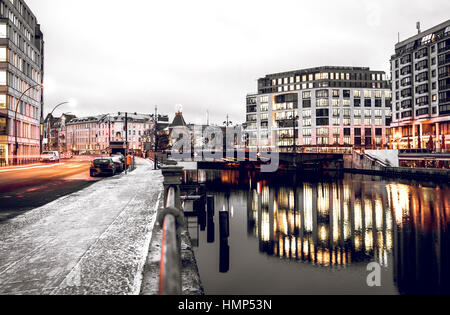 Berlin, Deutschland - 23. Januar 2017. Blick auf das städtische Leben auf Berlin, Deutschland Straßen während der kalten Winterabend getonten Bild. Stockfoto