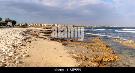 Sonnenuntergang im Meer in Ayia Napa Beach, Zypern. Stockfoto