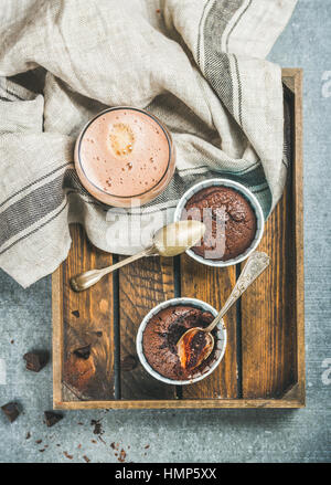 Schokolade Soufflee in einzelnen Backen Cups und Mokka Stockfoto