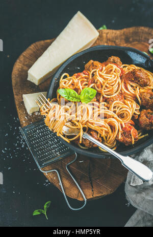 Italienisches Abendessen mit Meatballas, Basilikum und Parmesan-Käse-Nudeln Stockfoto