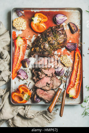 Gekochtes Fleisch von Roastbeef mit gegrilltem Gemüse und Kräutern Stockfoto