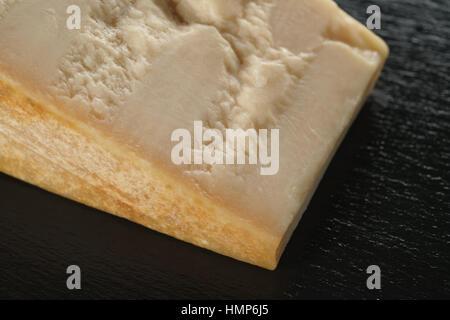 großen Teil des italienischen Parmesan-Käse auf Schiefer Stockfoto