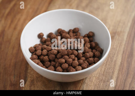 Schoko Müsli Kugeln in weiße Schüssel zum Frühstück Stockfoto