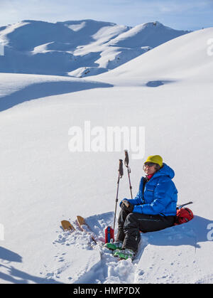 Einsame Hinterland Skifahrer ruht im Schnee; Esplanade-Bereich; Selkirk Mountains in der Nähe von remote Sentry Lodge;  Britisch-Kolumbien; Kanada Stockfoto