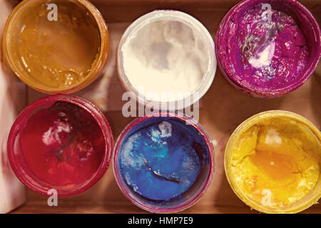 Gläser mit Kunst Gouache Farben in verschiedenen Farben. Stockfoto