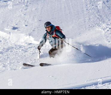 Männliche Backcountry Skifahrer im frischen Pulverschnee; Esplanade-Bereich; Selkirk Mountains in der Nähe von remote Sentry Lodge;  Britisch-Kolumbien; Kanada Stockfoto