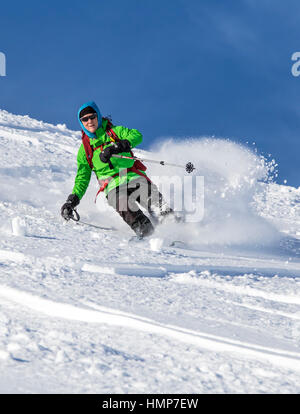 Weibliche Backcountry Skifahrer im frischen Pulverschnee; Esplanade-Bereich; Selkirk Mountains in der Nähe von remote Sentry Lodge;  Britisch-Kolumbien; Kanada Stockfoto