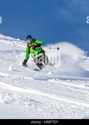 Weibliche Backcountry Skifahrer im frischen Pulverschnee; Esplanade-Bereich; Selkirk Mountains in der Nähe von remote Sentry Lodge;  Britisch-Kolumbien; Kanada Stockfoto