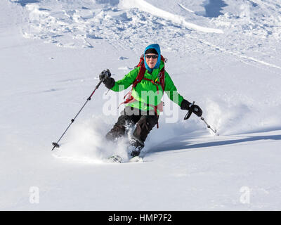 Weibliche Backcountry Skifahrer im frischen Pulverschnee; Esplanade-Bereich; Selkirk Mountains in der Nähe von remote Sentry Lodge;  Britisch-Kolumbien; Kanada Stockfoto