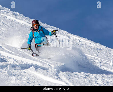 Weibliche Backcountry Skifahrer im frischen Pulverschnee; Esplanade-Bereich; Selkirk Mountains in der Nähe von remote Sentry Lodge;  Britisch-Kolumbien; Kanada Stockfoto
