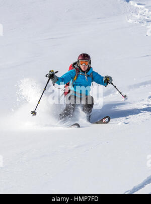 Weibliche Backcountry Skifahrer im frischen Pulverschnee; Esplanade-Bereich; Selkirk Mountains in der Nähe von remote Sentry Lodge;  Britisch-Kolumbien; Kanada Stockfoto