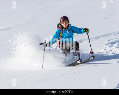 Weibliche Backcountry Skifahrer im frischen Pulverschnee; Esplanade-Bereich; Selkirk Mountains in der Nähe von remote Sentry Lodge;  Britisch-Kolumbien; Kanada Stockfoto