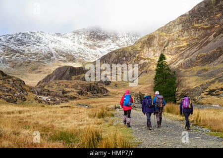 Wanderer Wandern auf Watkin Path Route zu Snowdon in der Cloud im Winter. Cwm Llançà, Gwynedd, Snowdonia National Park (Eryri), Wales, Großbritannien, Großbritannien Stockfoto