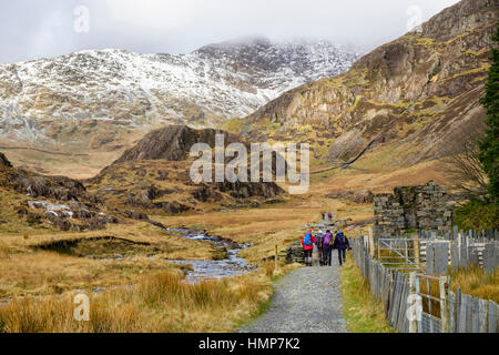 Wanderer auf Watkin Path Route zu Snowdon in der Cloud im Winter. Cwm Llançà, Gwynedd, Snowdonia National Park (Eryri), Wales, Großbritannien, Großbritannien Stockfoto