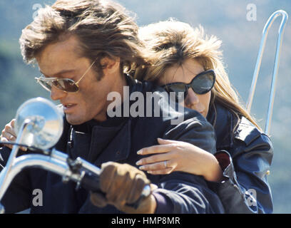 Peter Fonda und Nancy Sinatra am Set von 1966 Roger Corman Film "The Wild Angels" Stockfoto