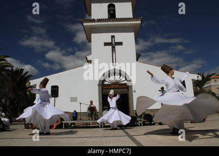 Spanien. 4. Februar 2017. Betet für den Frieden Respekt und Zusammenleben im Süden von Teneriffa El Fraile mit mehr als 10 Religionen wie Hindus, Moslems, orthodoxen, Hasen Krisna, Sufi, Bahai, Budist haben einen Tag mit Tänzen und sammeln. Bildnachweis: Mercedes Menendez/Pacific Press/Alamy Live-Nachrichten Stockfoto