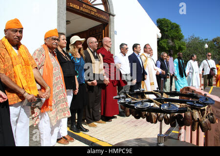 Spanien. 4. Februar 2017. Betet für den Frieden Respekt und Zusammenleben im Süden von Teneriffa El Fraile mit mehr als 10 Religionen wie Hindus, Moslems, orthodoxen, Hasen Krisna, Sufi, Bahai, Budist haben einen Tag mit Tänzen und sammeln. Bildnachweis: Mercedes Menendez/Pacific Press/Alamy Live-Nachrichten Stockfoto