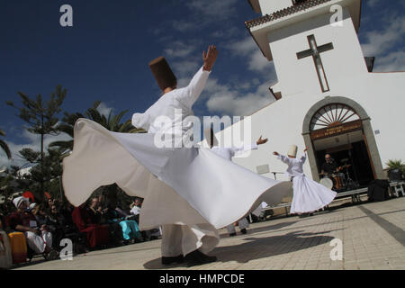 Spanien. 4. Februar 2017. Betet für den Frieden Respekt und Zusammenleben im Süden von Teneriffa El Fraile mit mehr als 10 Religionen wie Hindus, Moslems, orthodoxen, Hasen Krisna, Sufi, Bahai, Budist haben einen Tag mit Tänzen und sammeln. Bildnachweis: Mercedes Menendez/Pacific Press/Alamy Live-Nachrichten Stockfoto