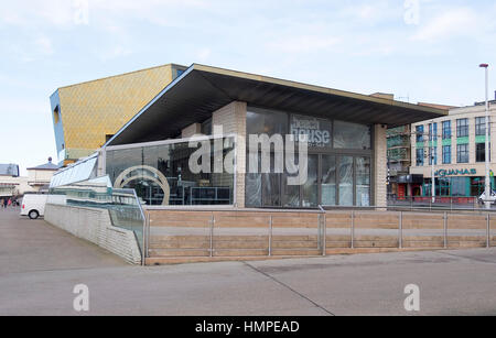 Hochzeitskapelle und Bar auf Blackpool direkt am Meer Stockfoto