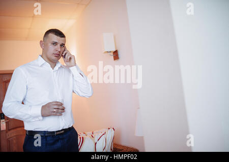 Mann im weißen Hemd Stockfoto