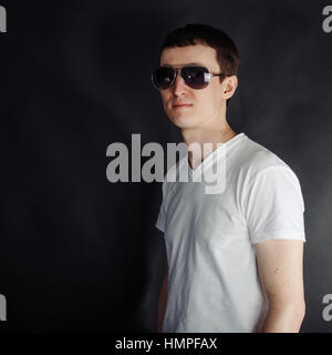 Hübscher junger Mann mit Brille Stockfoto