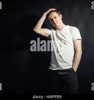 Schöner junger Mann im weißen Hemd Stockfoto