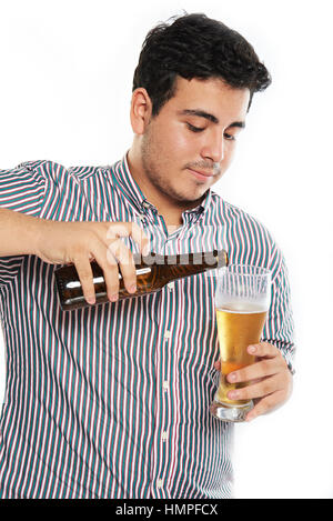 Latino Kerl Gießen Bier im Glas isoliert auf weiss Stockfoto