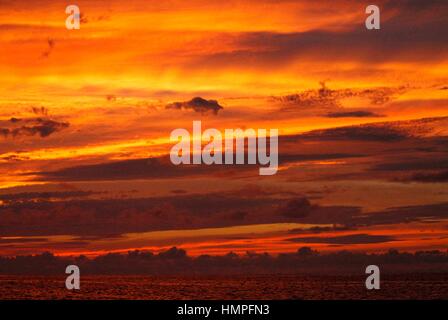 Sonnenuntergang von t Polisini griechischen Wrack (Kinsei Maru), silberne Banken Marine Sanctuary, Dominikanische Republik, Karibik Stockfoto