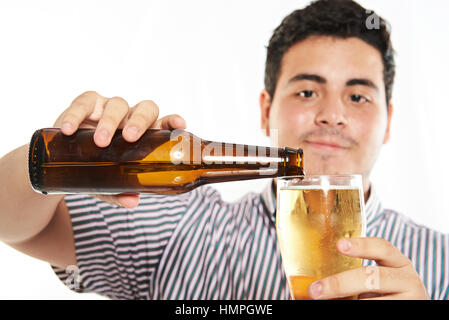 Man gießt Bier aus der Flasche isoliert auf weiss Stockfoto