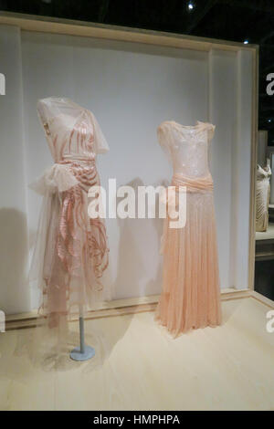 Meisterwerke: Auspacken Fashion Ausstellung im Metropolitan Museum of Art, Costume Institute, New York, USA Stockfoto