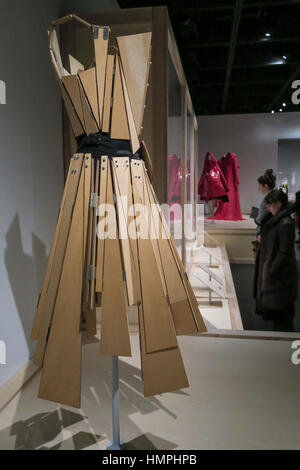 Meisterwerke: Auspacken Fashion Ausstellung im Metropolitan Museum of Art, Costume Institute, New York, USA Stockfoto