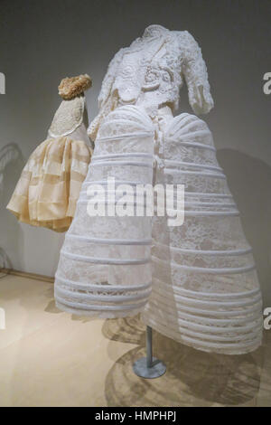 Meisterwerke: Auspacken Fashion Ausstellung im Metropolitan Museum of Art, Costume Institute, New York, USA Stockfoto
