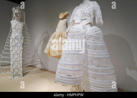 Meisterwerke: Auspacken Fashion Ausstellung im Metropolitan Museum of Art, Costume Institute, New York, USA Stockfoto