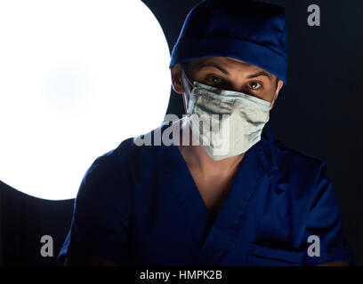 ein Mann Arzt tun Surgeory in Klinik Stockfoto