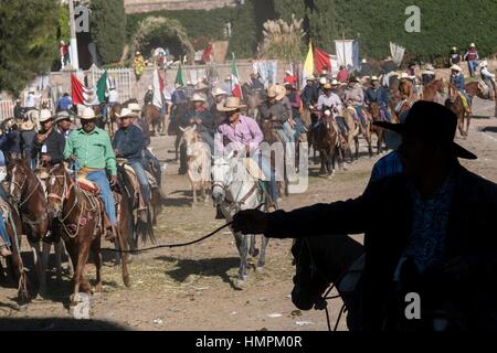 Mexikanische Cowboys kommen für die katholische Messe am Klondike Mountain am Ende der jährlichen Wallfahrt Cabalgata de Cristo Rey 6. Januar 2017 in Guanajuato, Mexiko. Tausende von mexikanischen Cowboys und Pferd beteiligen sich die drei-Tages-Fahrt zum Berggipfel Schrein des Cristo Rey. Stockfoto