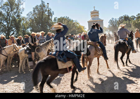 Mexikanische Cowboys kommen für die katholische Messe am Klondike Mountain am Ende der jährlichen Wallfahrt Cabalgata de Cristo Rey 6. Januar 2017 in Guanajuato, Mexiko. Tausende von mexikanischen Cowboys und Pferd beteiligen sich die drei-Tages-Fahrt zum Berggipfel Schrein des Cristo Rey. Stockfoto