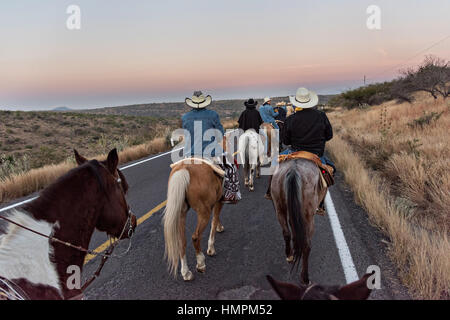 Hunderte von mexikanischen Cowboys beginnen eine Tag lang Fahrt im Morgengrauen während der jährlichen Wallfahrt Cabalgata de Cristo Rey 5. Januar 2017 in La Sauceda, Guanajuato, Mexiko. Tausende von mexikanischen Cowboys und Pferd beteiligen sich die drei-Tages-Fahrt zum Berggipfel Schrein des Cristo Rey stoppen auf dem Weg an Schreinen und Kirchen. Stockfoto