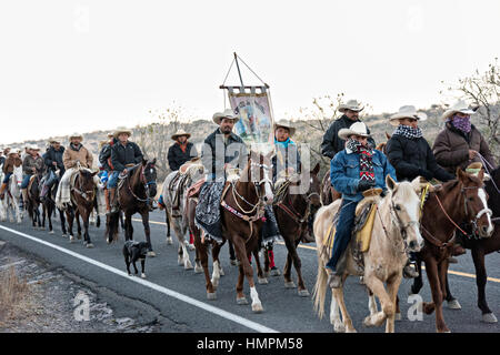 Hunderte von mexikanischen Cowboys beginnen eine Tag lang Fahrt im Morgengrauen während der jährlichen Wallfahrt Cabalgata de Cristo Rey 5. Januar 2017 in La Sauceda, Guanajuato, Mexiko. Tausende von mexikanischen Cowboys und Pferd beteiligen sich die drei-Tages-Fahrt zum Berggipfel Schrein des Cristo Rey stoppen auf dem Weg an Schreinen und Kirchen. Stockfoto