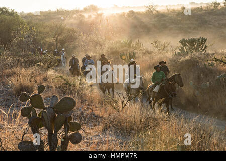 Hunderte von mexikanischen Cowboys beginnen eine Tag lang Fahrt bei Sonnenaufgang während der jährlichen Wallfahrt Cabalgata de Cristo Rey 5. Januar 2017 in San José del Rodeo, Guanajuato, Mexiko. Tausende von mexikanischen Cowboys und Pferd beteiligen sich die drei-Tages-Fahrt zum Berggipfel Schrein des Cristo Rey stoppen auf dem Weg an Schreinen und Kirchen. Stockfoto