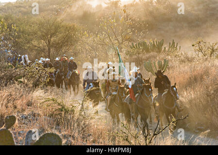 Hunderte von mexikanischen Cowboys beginnen eine Tag lang Fahrt bei Sonnenaufgang während der jährlichen Wallfahrt Cabalgata de Cristo Rey 5. Januar 2017 in San José del Rodeo, Guanajuato, Mexiko. Tausende von mexikanischen Cowboys und Pferd beteiligen sich die drei-Tages-Fahrt zum Berggipfel Schrein des Cristo Rey stoppen auf dem Weg an Schreinen und Kirchen. Stockfoto