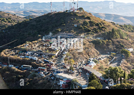 Die Campingplätze von Tausenden von mexikanischen Cowboys auf Klondike Berg am Ende der jährlichen Cabalgata de Cristo Rey Wallfahrt 6. Januar 2017 in Guanajuato, Mexiko. Tausende von mexikanischen Cowboys beteiligen sich die drei-Tages-Fahrt zum Berggipfel Schrein des Cristo Rey. Stockfoto