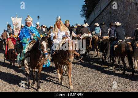 Cowboys verkleidet als die Heiligen drei Könige führen eine Prozession von der Cristo Rey-Schrein auf Top Klondike Berg am Ende der Wallfahrt Cabalgata de Cristo Rey 6. Januar 2017 in Guanajuato, Mexiko. Tausende von mexikanischen Cowboys beteiligen sich die drei-Tages-Fahrt zum Berggipfel Schrein des Cristo Rey auf dem Tag der Erscheinung des Herrn abschließt. Stockfoto