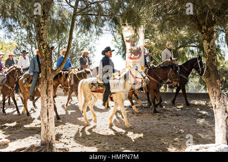 Mexikanische Cowboys kommen für die katholische Messe am Klondike Mountain am Ende der jährlichen Wallfahrt Cabalgata de Cristo Rey 6. Januar 2017 in Guanajuato, Mexiko. Tausende von mexikanischen Cowboys und Pferd beteiligen sich die drei-Tages-Fahrt zum Berggipfel Schrein des Cristo Rey. Stockfoto