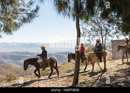 Mexikanische Cowboys kommen für die katholische Messe am Klondike Mountain am Ende der jährlichen Wallfahrt Cabalgata de Cristo Rey 6. Januar 2017 in Guanajuato, Mexiko. Tausende von mexikanischen Cowboys und Pferd beteiligen sich die drei-Tages-Fahrt zum Berggipfel Schrein des Cristo Rey. Stockfoto